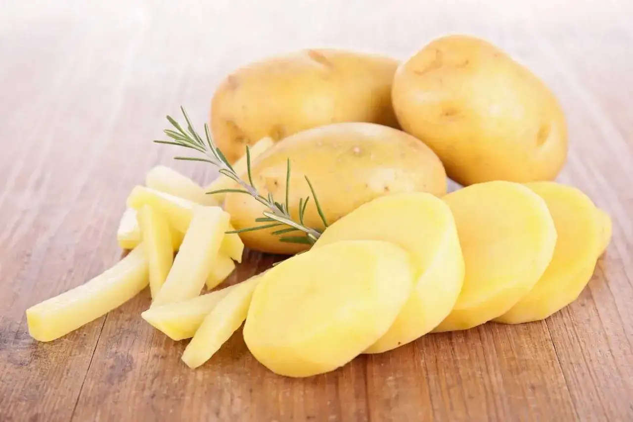 młode ziemniaki pokrojone na frytki