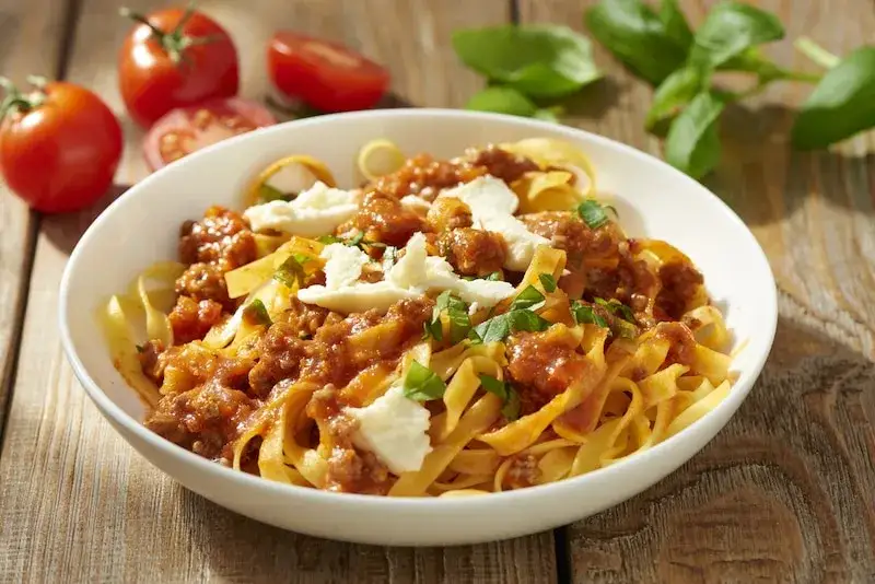 różnorodne dania z sosem bolognese