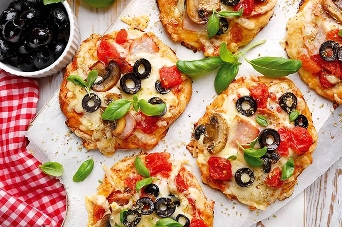 różne dodatki do mini pizzy