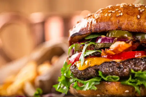 Co do hamburgera? Poznaj sekrety idealnych dodatków i sosów!