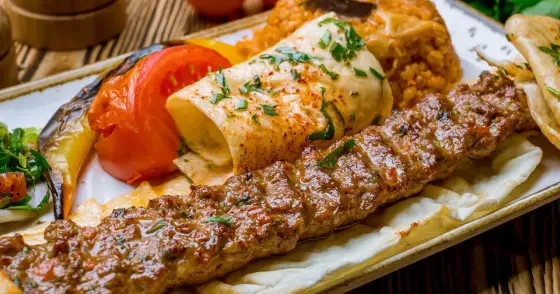 Ile kalorii ma kebab na cienkim cieście? Sprawdź i jedz mądrze!