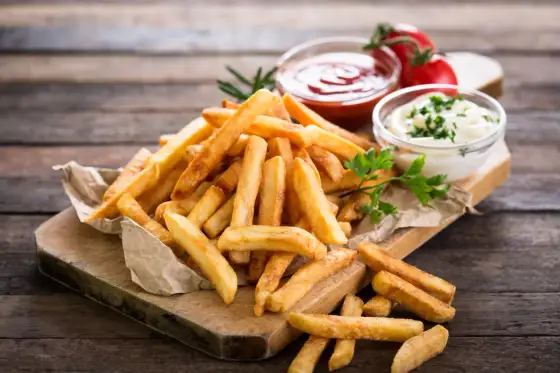 Ile smażyć frytki w oleju? Czas i temperatura na idealne chrupkie!