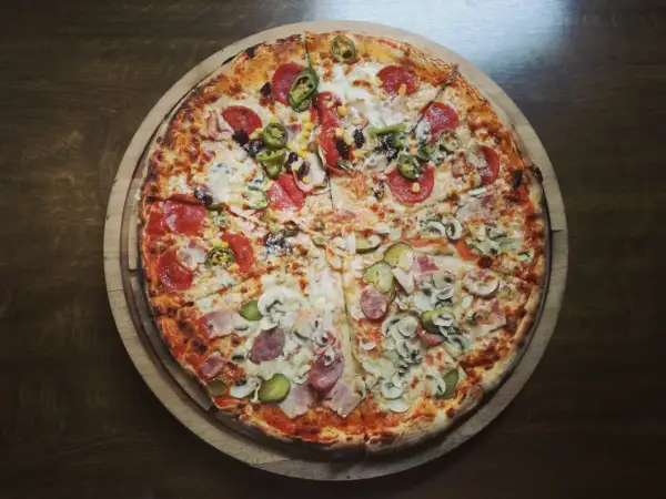 Najmniej kaloryczna pizza: Margherita czy Vegetariana? Sprawdź!