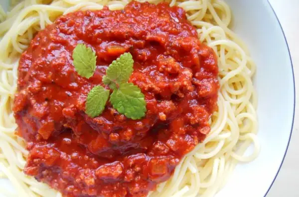 Perfekcyjne spaghetti z sosem mięsnym: przepis, który zawsze się udaje