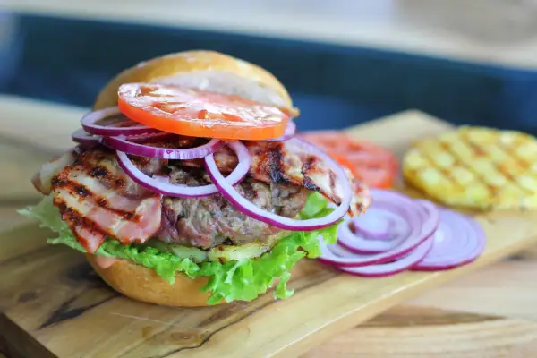 Jak zrobić idealne hamburgery? Przepis mistrzów krok po kroku