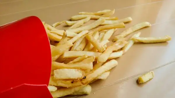 Ile ważą średnie frytki McDonald's? Dokładna waga i kalorie!