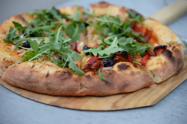 Idealne ciasto na pizzę: przepis krok po kroku. Zrób to sam!
