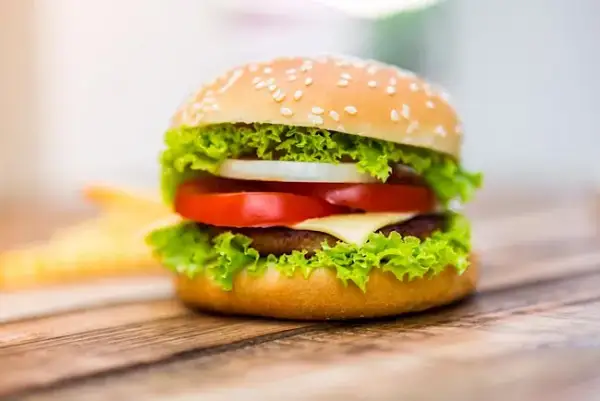 Hamburger: Ile kalorii? Od fast-foodu po domowy pełny przewodnik