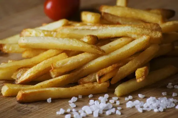 Sekret chrupiących frytek: Jak długo smażyć i w jakiej temp.?