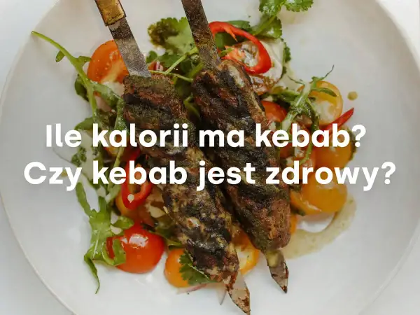 Dwa szaszłyki z kurczaka z warzywami na talerzu.